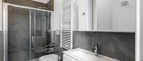 Deluxe Apartment | Bathroom | Shower, free toiletries, hair dryer, slippers