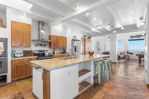 Kylskåp, mikrovågsugn, ugn och spishäll