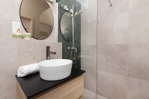 Dusche, Haartrockner, Shampoo
