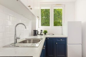 Refrigerador, horno, parrilla de estufa y cafetera y tetera 