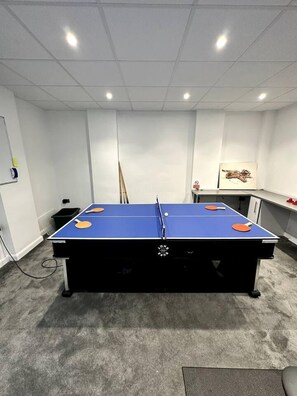 House, 2 Queen Beds | Games room - Serenity Haven 4-bed With Hottub,games,gym & More (Colchester)