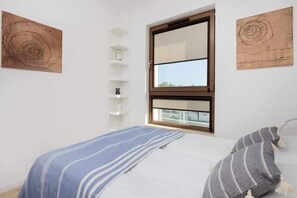 1 habitación, tabla de planchar con plancha, cuna de viaje y wifi 