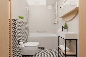 Baignoire, sĂšche-cheveux, shampoing