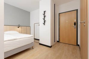 Tabla de planchar con plancha, wifi, ropa de cama