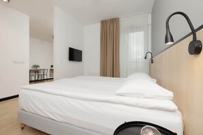 Iron/ironing board, WiFi, bed sheets