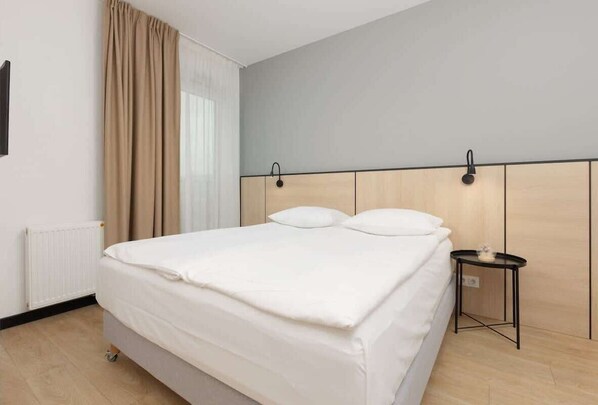 Tabla de planchar con plancha, wifi, ropa de cama