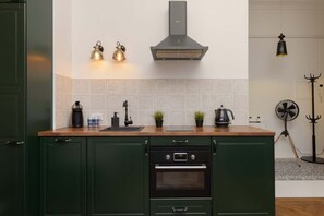 Réfrigérateur, un four, surface de cuisson, lave-vaisselle