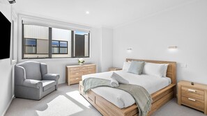 3 slaapkamers, een strijkplank/strijkijzer, gratis wifi, beddengoed