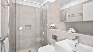 Bathtub, towels