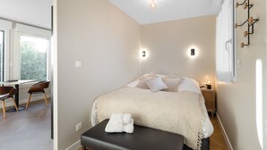 Une chambre à coucher avec un lit, une table de chevet et une chaise.