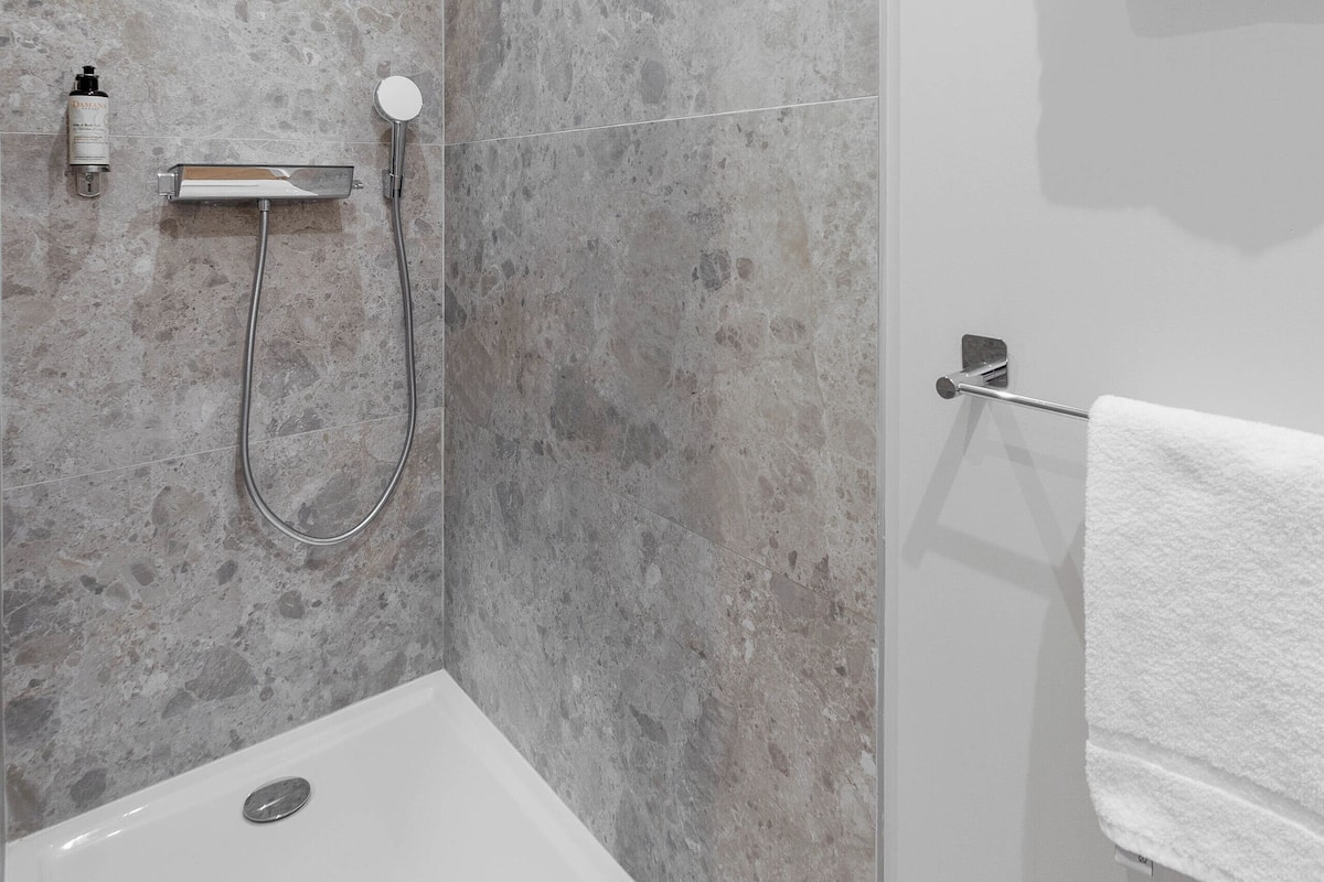 Superior Studio | Bathroom | Shower, rainfall showerhead, free toiletries, hair dryer