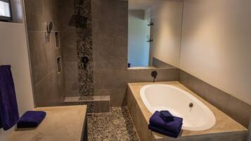 Casa de campo exclusiva | Baño | Secadora de cabello, batas, pantuflas, toallas