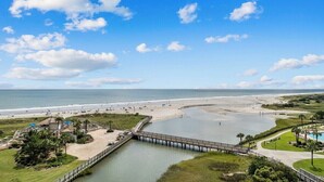 Une station balnéaire dotée d’une plage, d’un port de plaisance et d’un pont la reliant au continent.