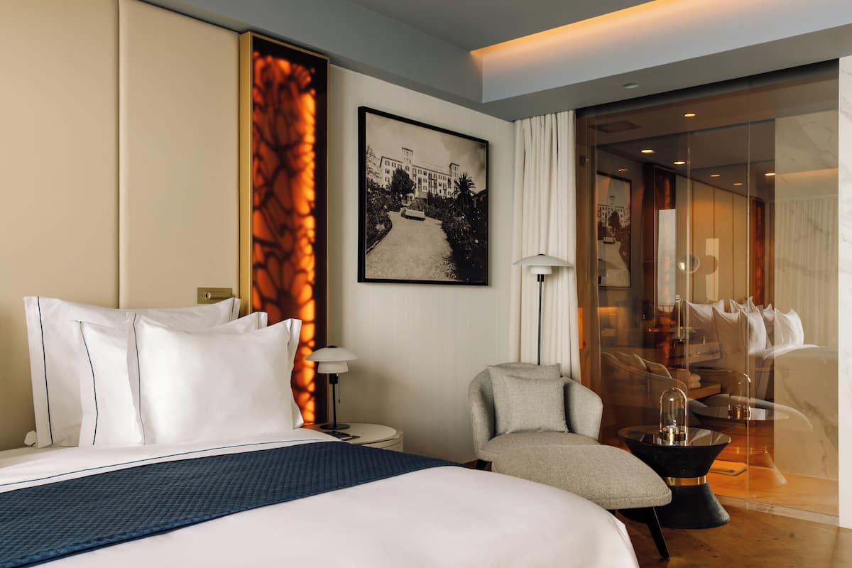 Deluxe Room | 1 bedroom, premium bedding, pillowtop beds, minibar