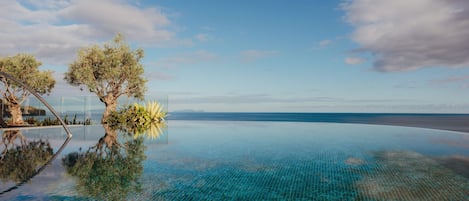 2 albercas techadas, 3 albercas al aire libre y sombrillas en la alberca