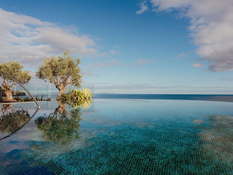 2 albercas techadas, 3 albercas al aire libre y sombrillas en la alberca