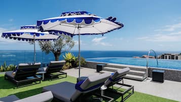 2 indoor pools, 3 outdoor pools, pool umbrellas, pool loungers