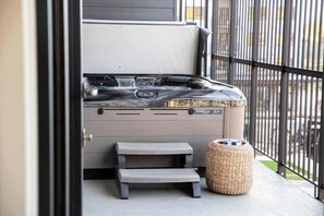 Outdoor spa tub - Revy Mountain Retreat (Revelstoke)