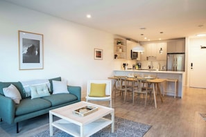 Una sala de estar moderna con un sofá, una mesa de centro y un comedor.