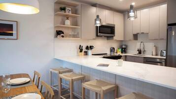 Coffee/tea maker, fridge, microwave, oven