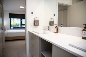 2 bedrooms, WiFi, bed sheets - Revy Mountain Retreat (Revelstoke)