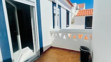 Habitación triple Elite | Terraza o patio