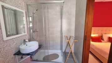 Chambre Triple Deluxe | Salle de bain | Douche, sĂšche-cheveux, serviettes fournies, savon
