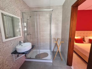Deluxe Triple Room | Bathroom | Shower, hair dryer, towels, soap