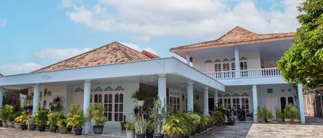 Vista frontal de la propiedad