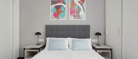 Caja de seguridad en la habitación y espacio para trabajar con laptop