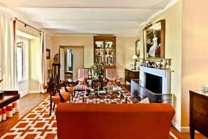 TV, fireplace - Villa in Castagneto Carducci with 7 bedrooms sleeps 12 (Castagneto Carducci)