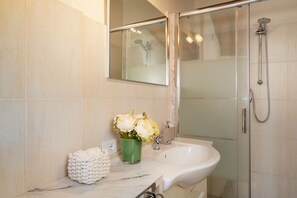Shower, hair dryer, bidet, towels - Residenza Altana (Lucca)