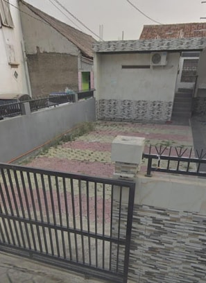 Vista frontal de la propiedad