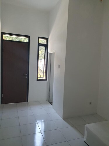 OYO Life 92780 Kost Bara