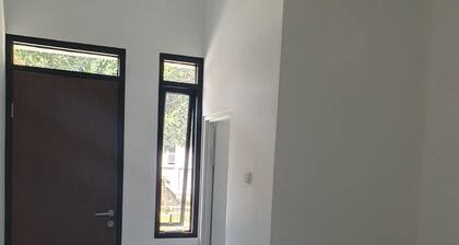 OYO Life 92780 Kost Bara