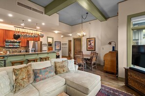 Condo (Capitol Peak 3127) | Fachada