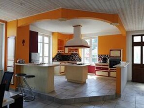 冷蔵庫、電子レンジ、オーブン、コンロ