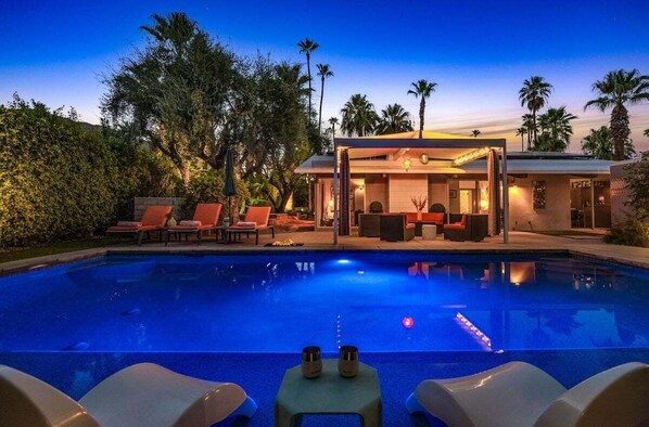 Outdoor pool - Private Las Palmas Hideaway - Luxury Meets History: Iconic Design with Stunning Mountain Views (Palm Springs)