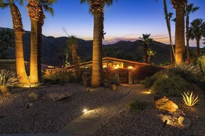Property grounds - Private Las Palmas Hideaway - Luxury Meets History: Iconic Design with Stunning Mountain Views (Palm Springs)