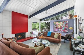 Smart TV, fireplace - Private Las Palmas Hideaway - Luxury Meets History: Iconic Design with Stunning Mountain Views (Palm Springs)