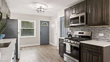 Geladeira, micro-ondas, fogão, cooktop