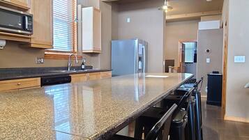 Réfrigérateur, micro-ondes, lave-vaisselle, cafetière/bouilloire