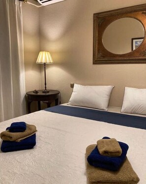 1 dormitorio, tabla de planchar con plancha, wifi y ropa de cama