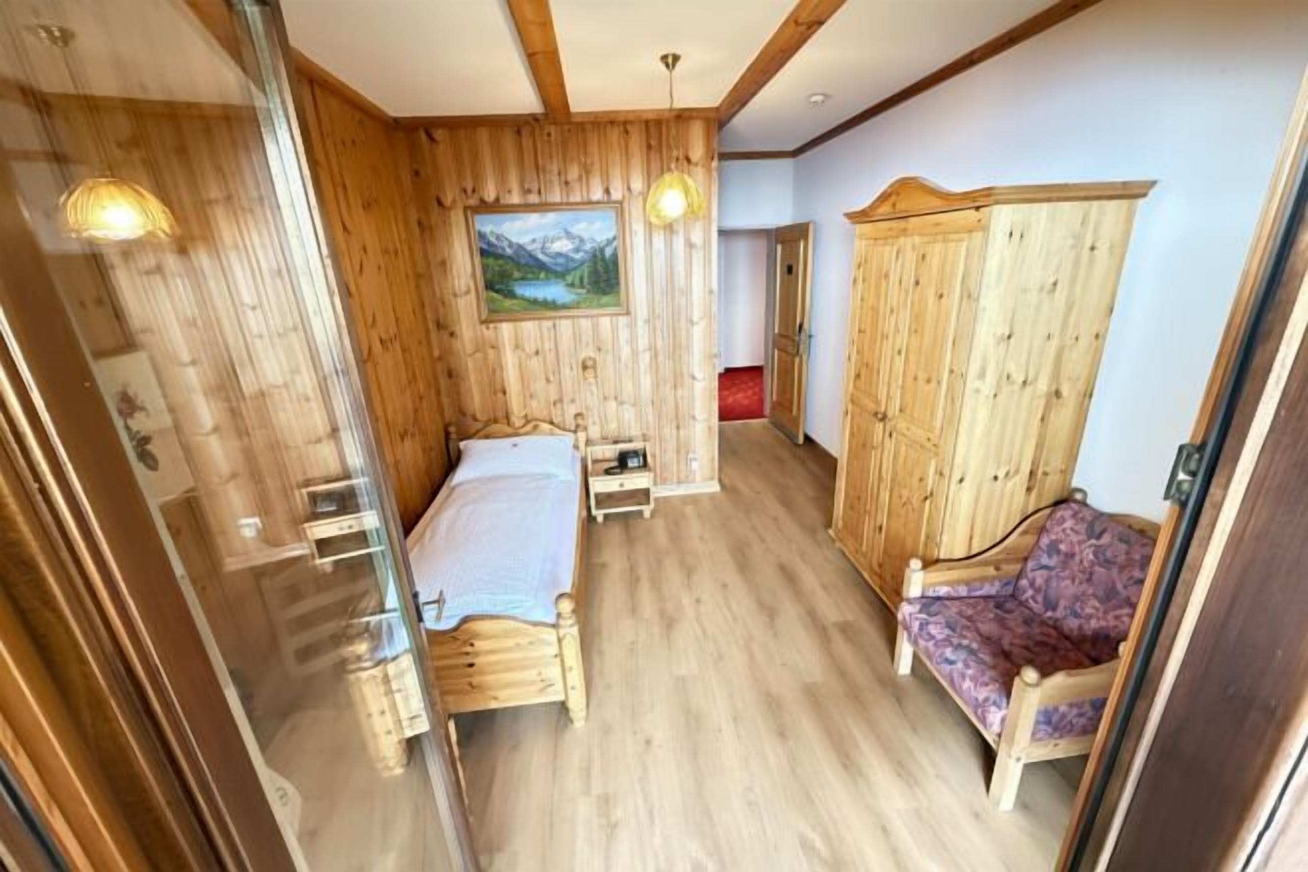 Premium bedding, memory foam beds, desk, soundproofing