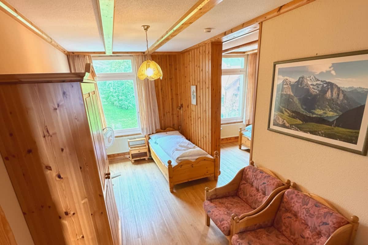 高档床上用品、记忆海绵床垫、办公桌、隔音