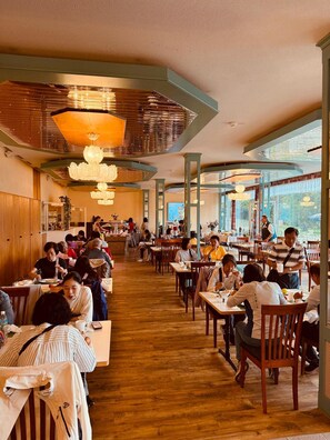 Free daily buffet breakfast - Beatenberg Resort & Spa in Beatenberg Interlaken (Beatenberg)