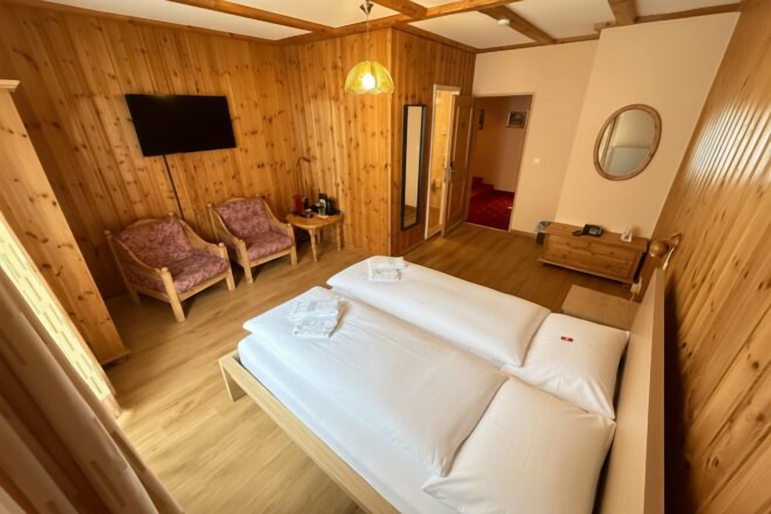 Premium bedding, memory foam beds, desk, soundproofing