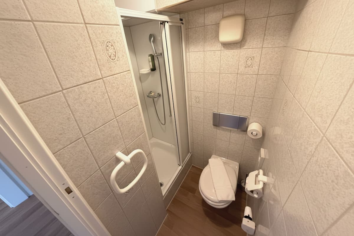 基础单人房 | 浴室 | 免费洗浴用品、吹风机、拖鞋、毛巾