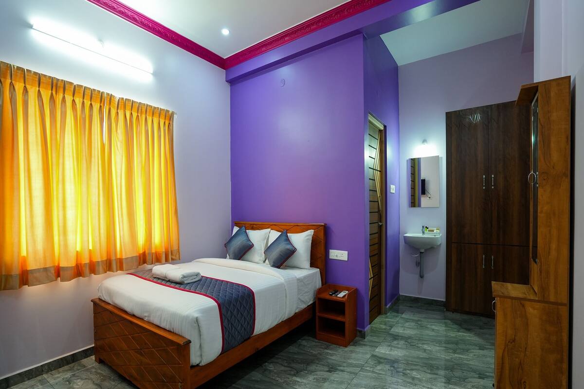 1 bedroom, Egyptian cotton sheets, premium bedding, desk