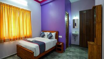 1 bedroom, Egyptian cotton sheets, premium bedding, desk